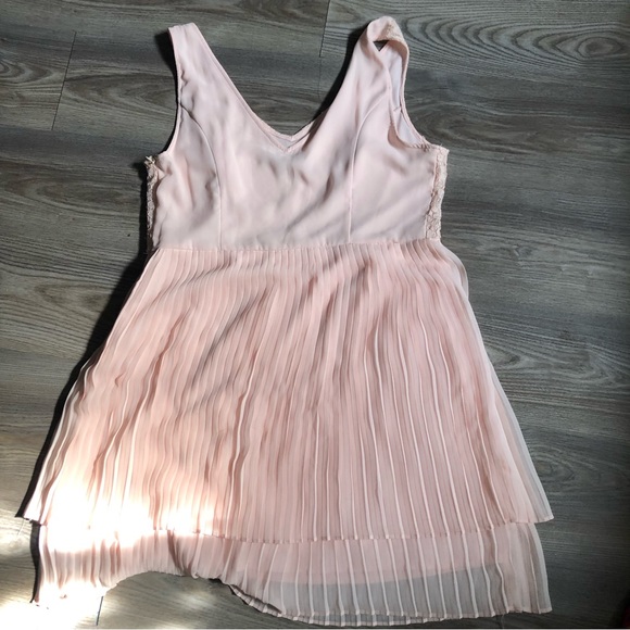 Lauren Conrad blush pink short dress size 16 with lace top and pleated skirt - Picture 3 of 6
